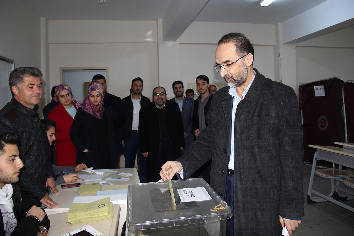 HUDA PAR President Sağlam casts his vote in local elections